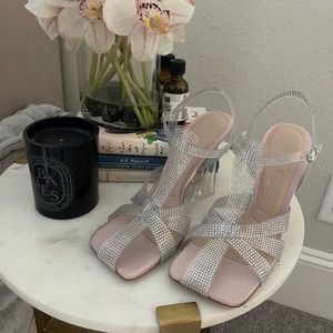 ZARA,VINYL HEELED CAGE SANDALS
TRANSPARENT WITH CRYSTALS.
